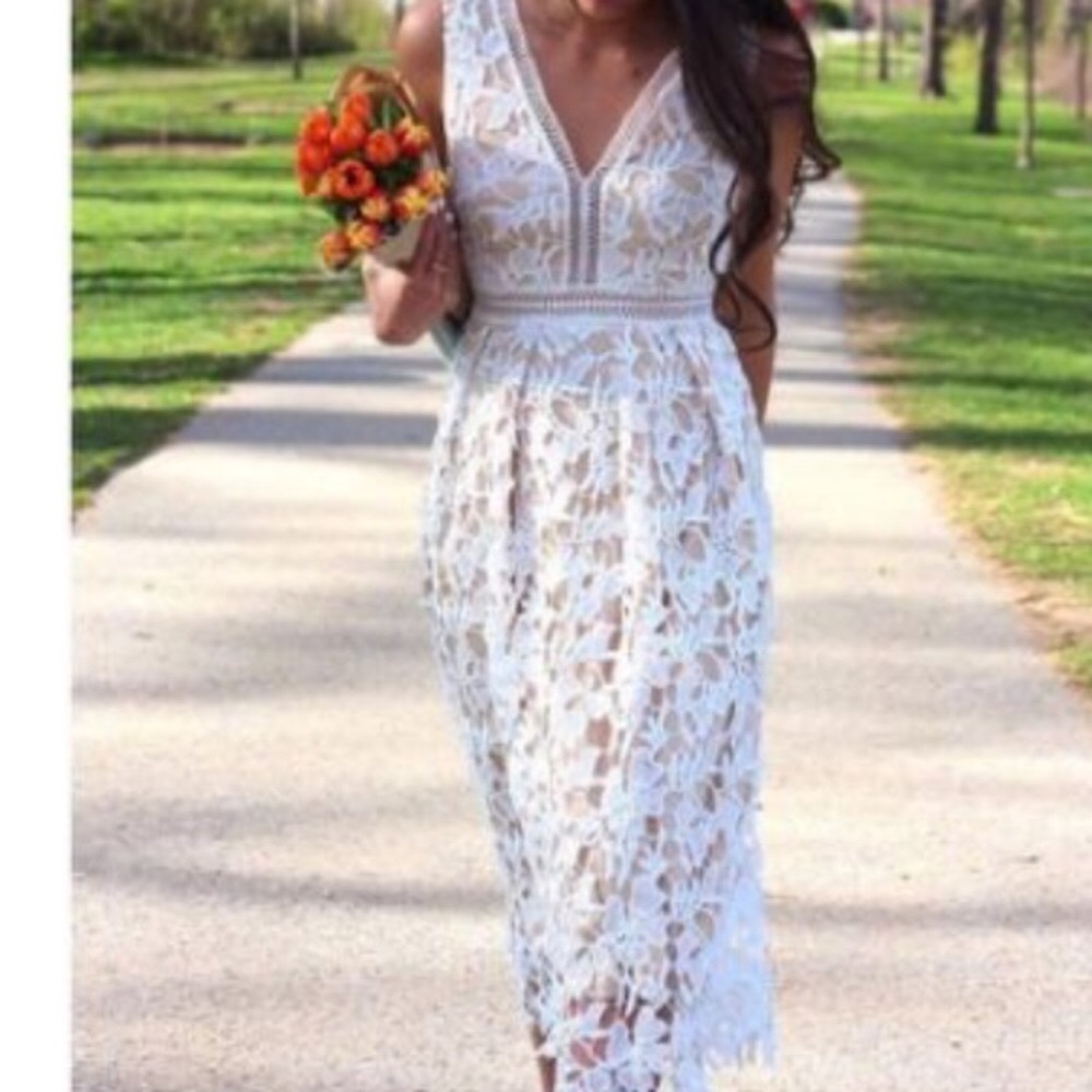 NEW Romeo and Juliet Couture cut lace dress